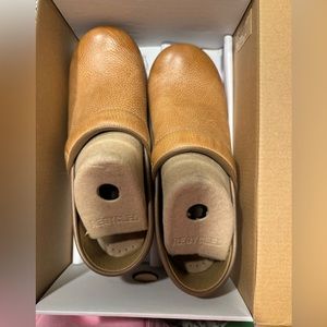 Professional Honey Distressed Clog